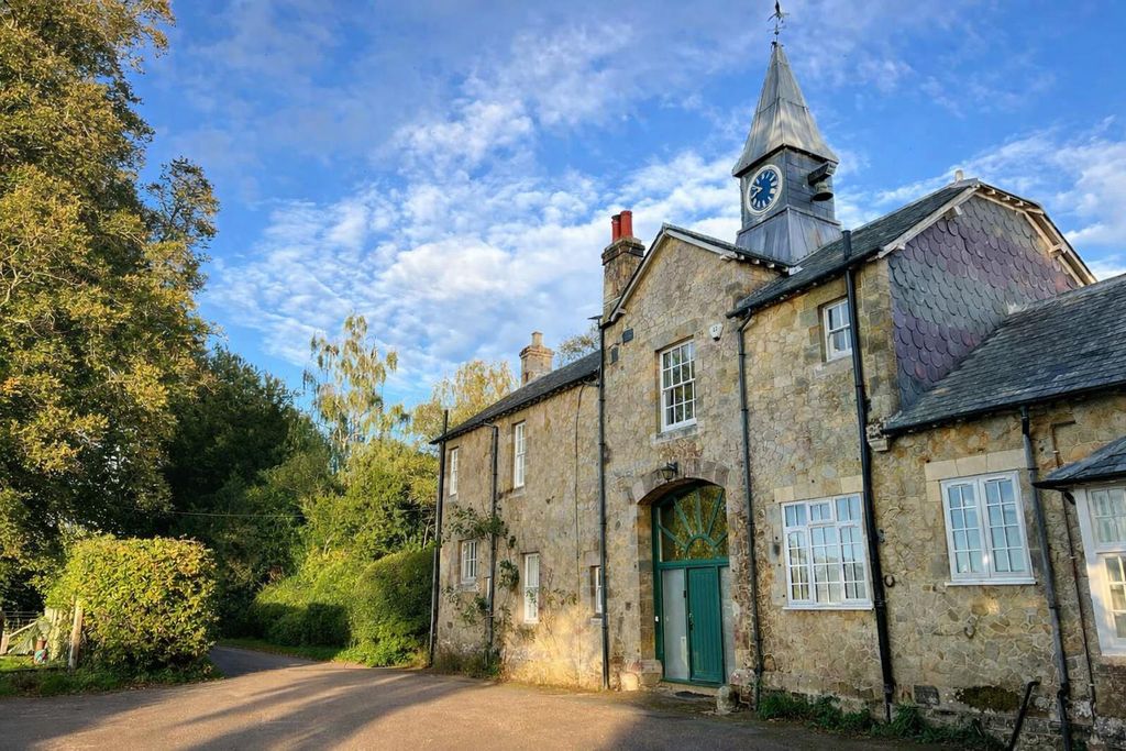 Property photo 1 of 14 External No Bins.Png