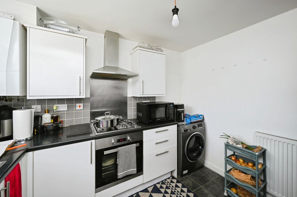 Property photo 3 of 17 Kitchen