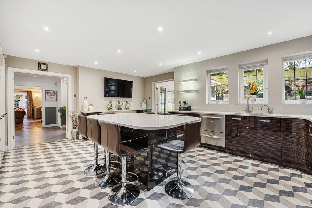 Property photo 2 of 31