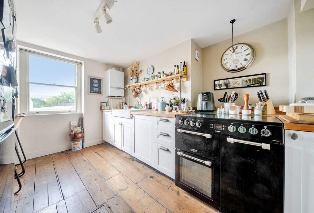 Property photo 3 of 10 Kitchen