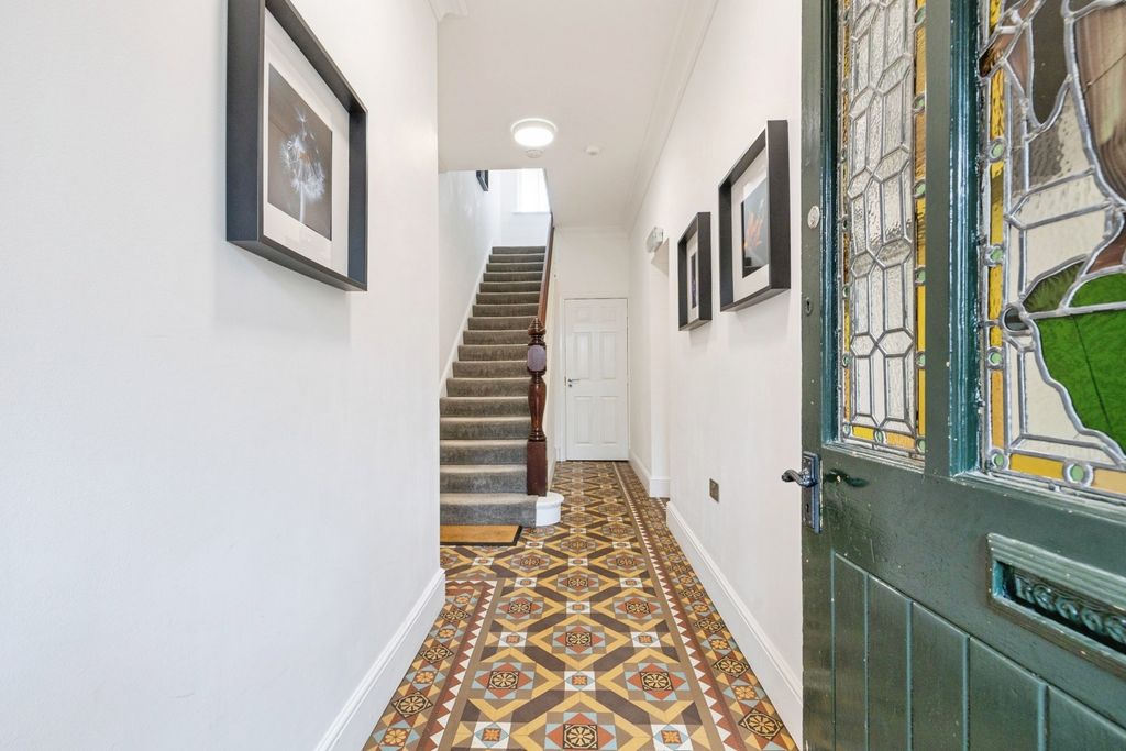 Property photo 2 of 12 Communal Hallway