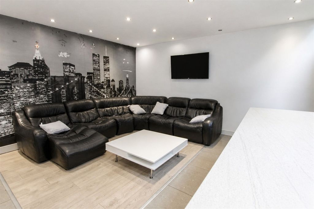 Property photo 1 of 15 Approach