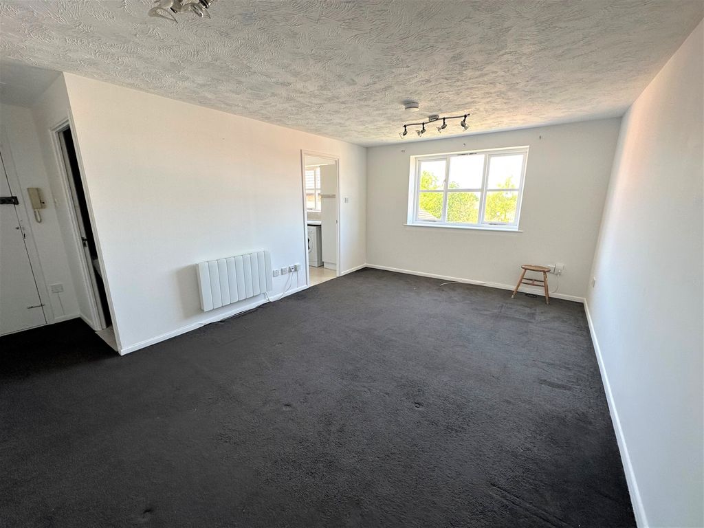 Property photo 2 of 5 Living Room