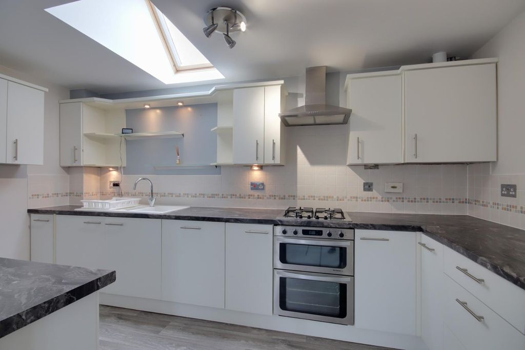 Property photo 2 of 10 Kitchen