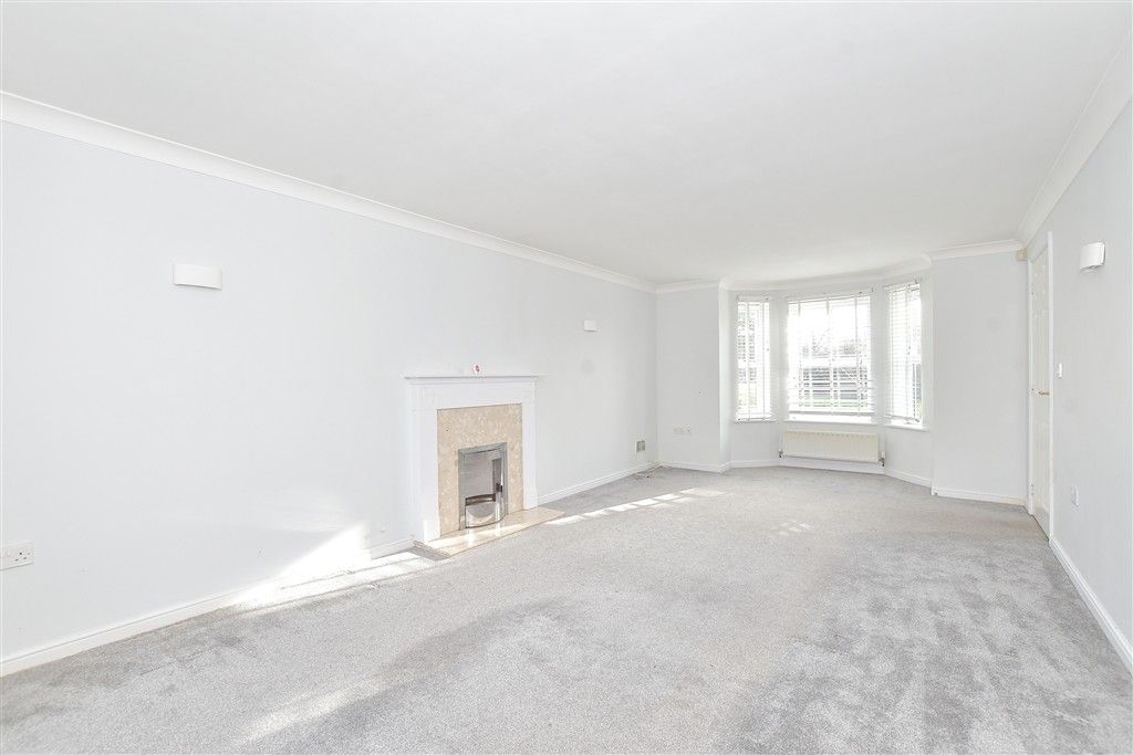 Property photo 2 of 11 Lounge