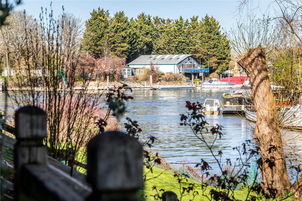 Property photo 2 of 44 House. Partnership