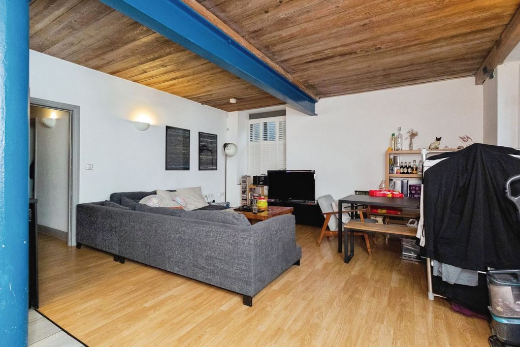 Property photo 3 of 10 Pbox-Img.Jpg