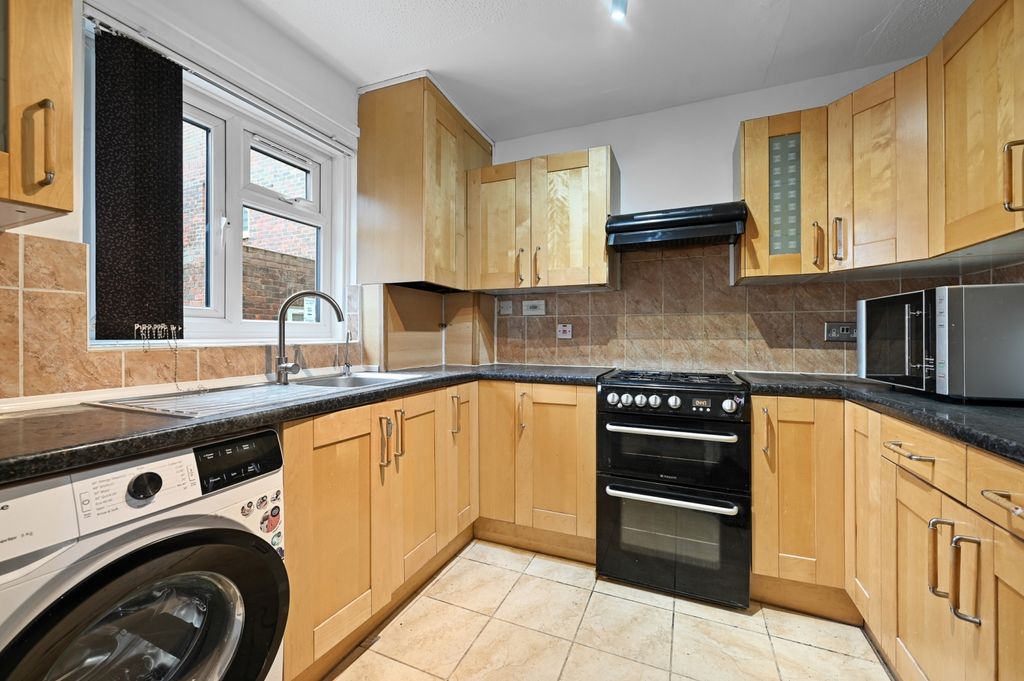Property photo 3 of 12 Ewemove - 38 Blenheim Road - 9 (1)
