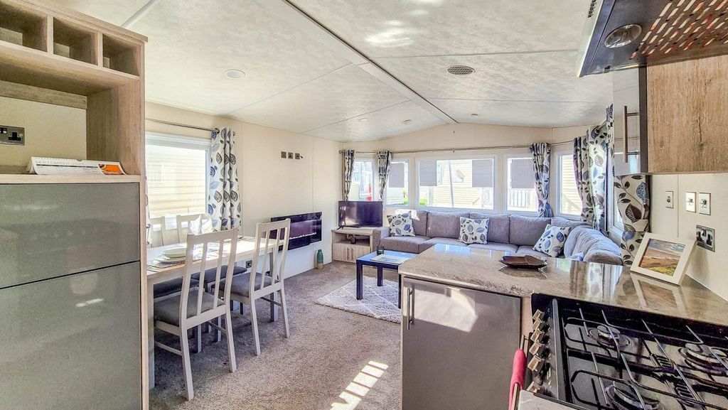 Property photo 2 of 18 Untitled 5