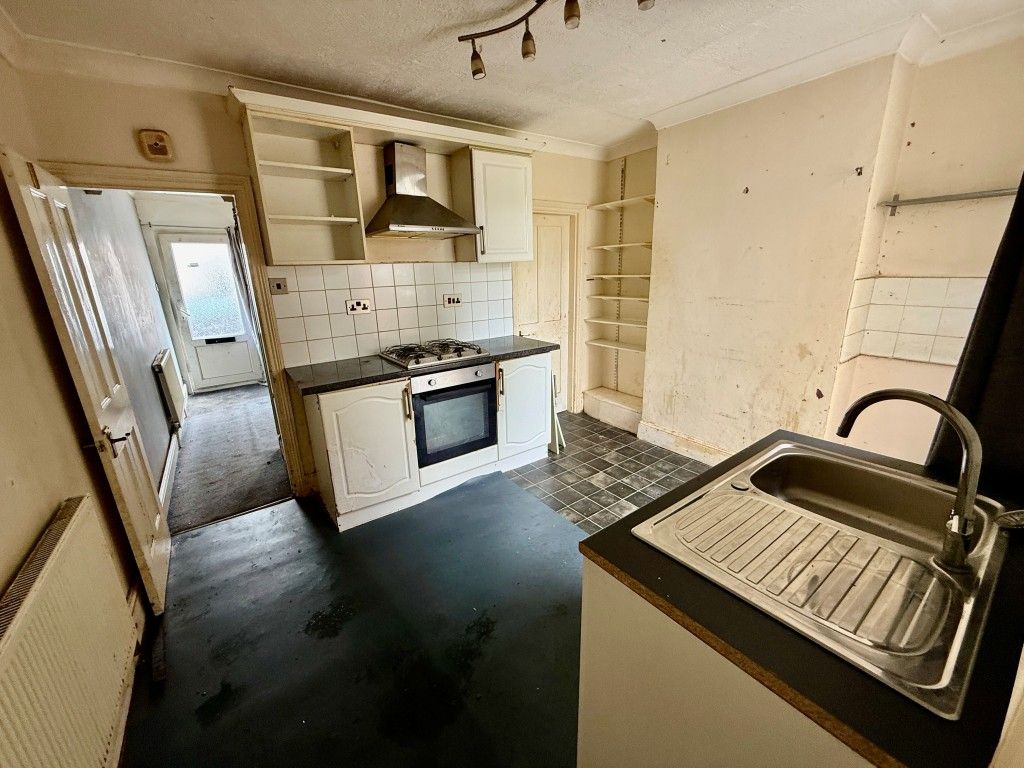 Property photo 3 of 8 Kitchen