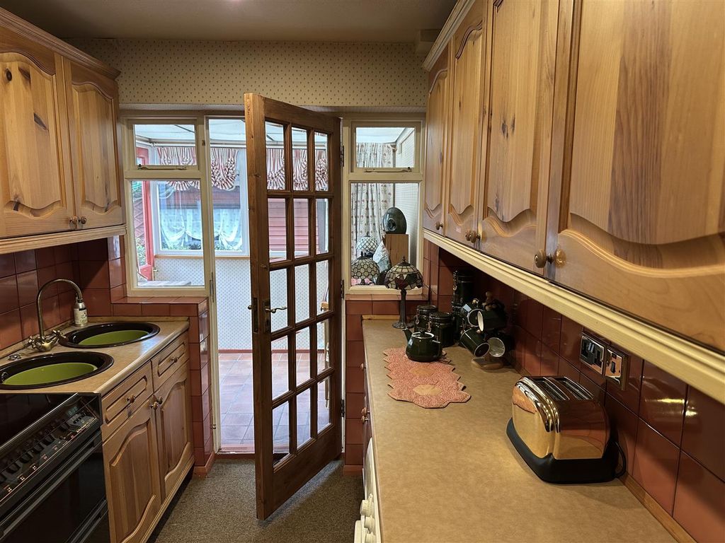 Property photo 3 of 10 Kitchen