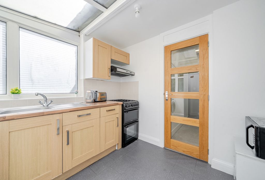 Property photo 1 of 12 1303382-28-684d4B...