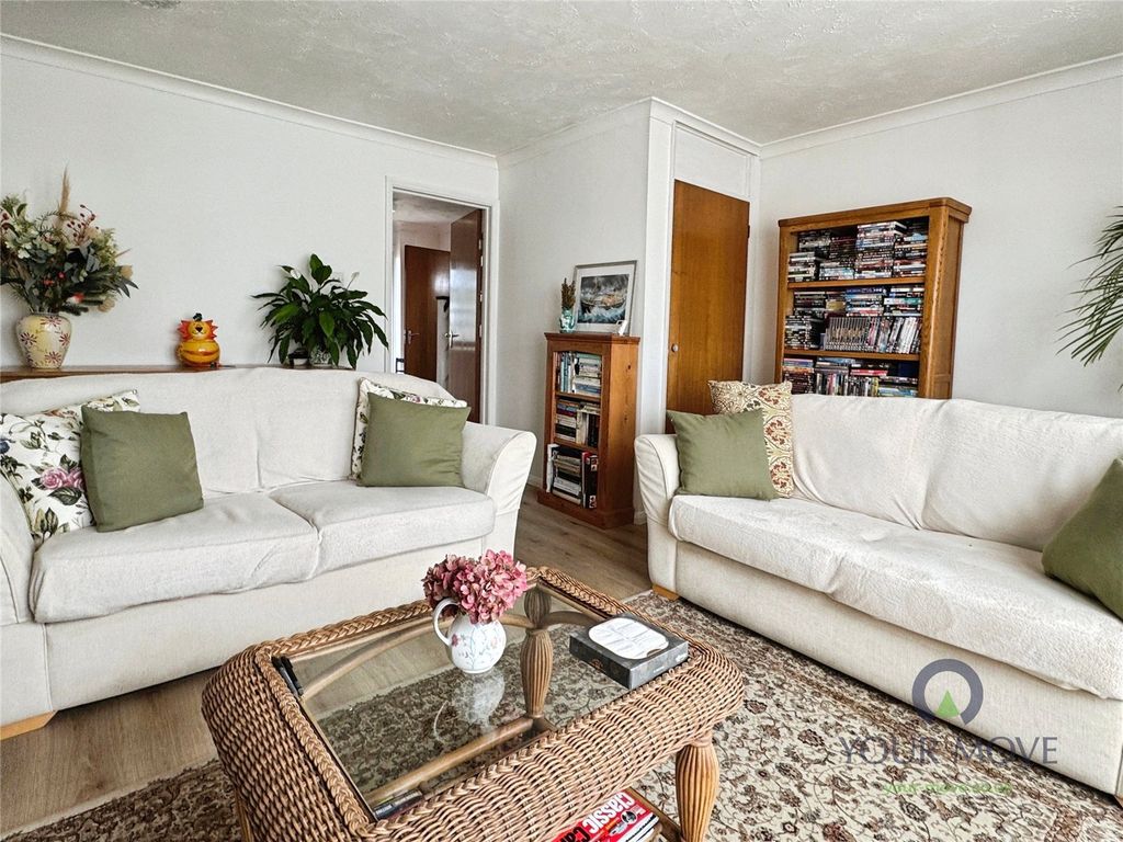 Property photo 3 of 24 Lounge