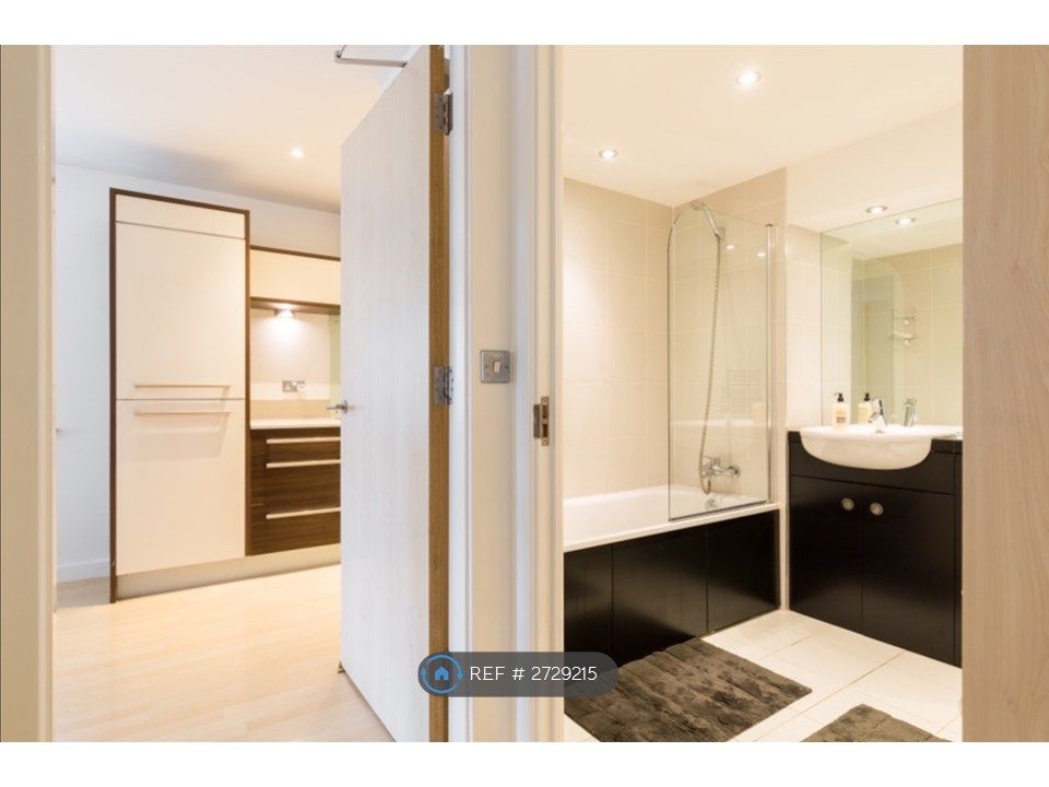 Property photo 1 of 8 Corridor - Kitchen / Bathroom