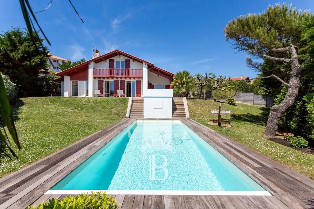Property photo 1 of 17 Swimming Pool