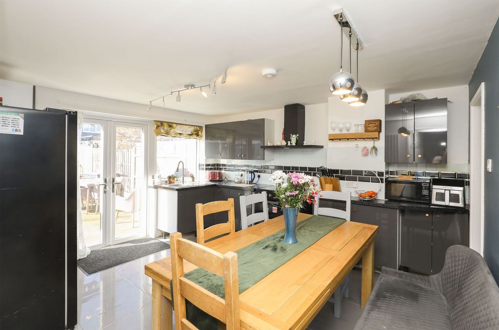 Property photo 2 of 21