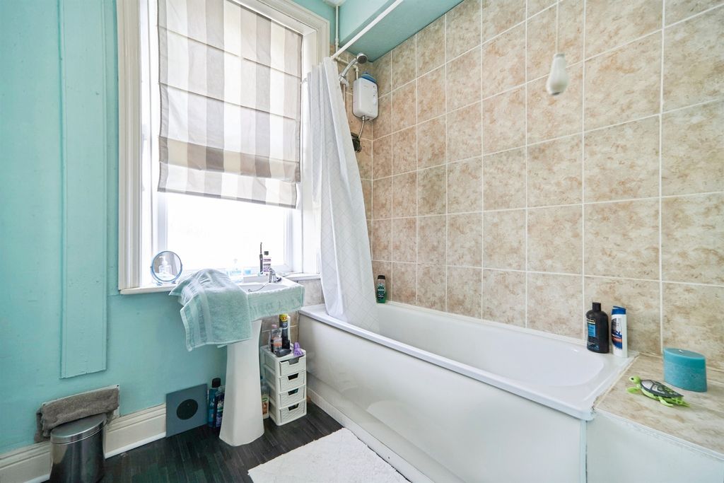 3 bed flat for saleCarr Lane, Shipley BD18 photo 5