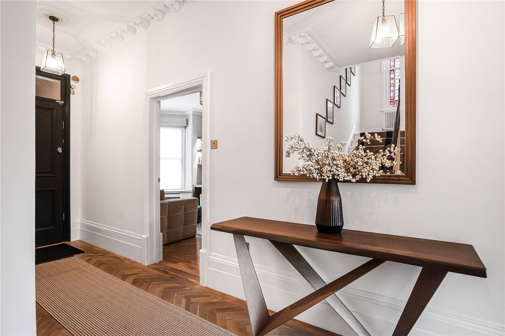 Property photo 2 of 22 Entrance Hall