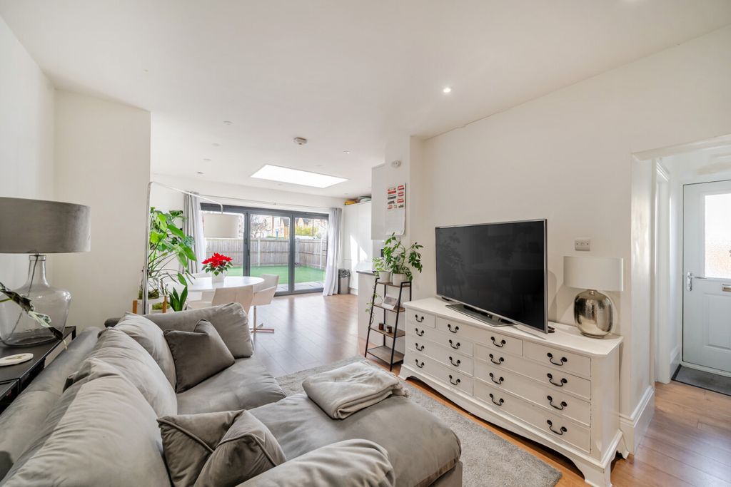 Property photo 1 of 11 1386949-14-693952...