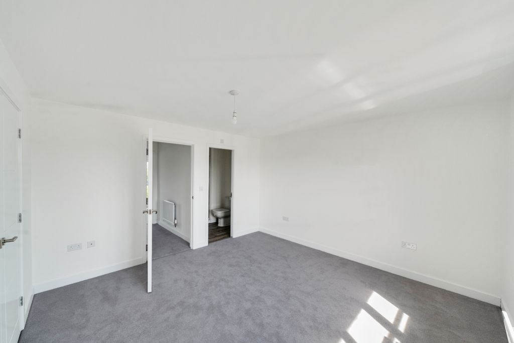 Property photo 3 of 10 Main Bedroom