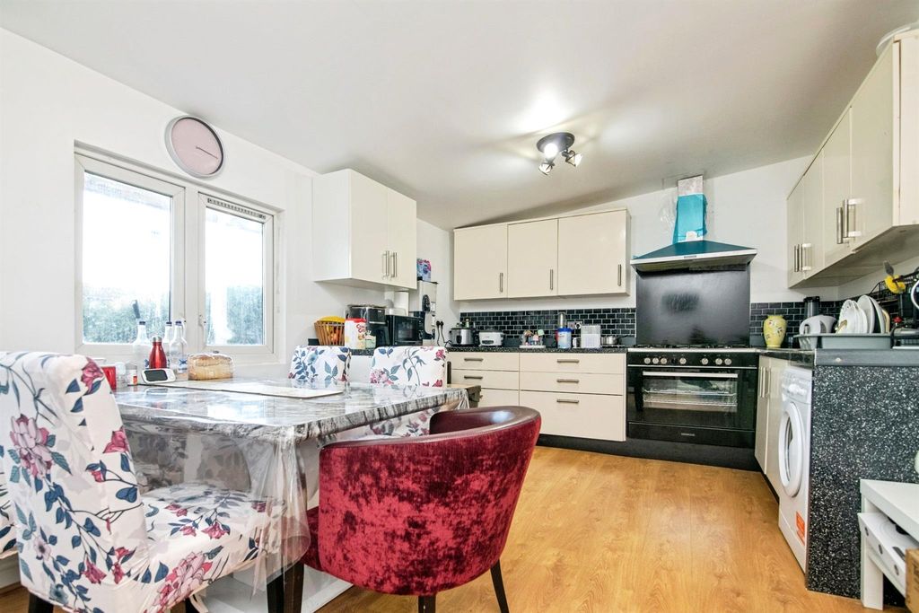 Property photo 3 of 27