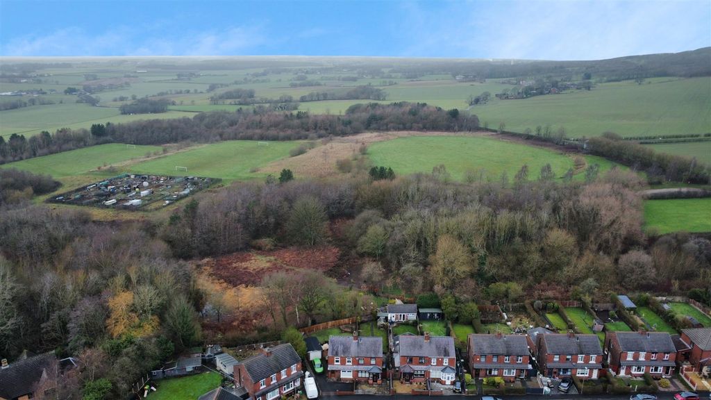 Property photo 2 of 20 Holt Crescent - View