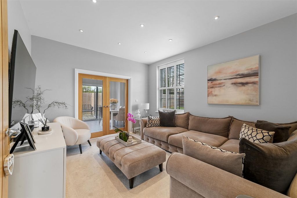 Property photo 3 of 15 Sitting Room