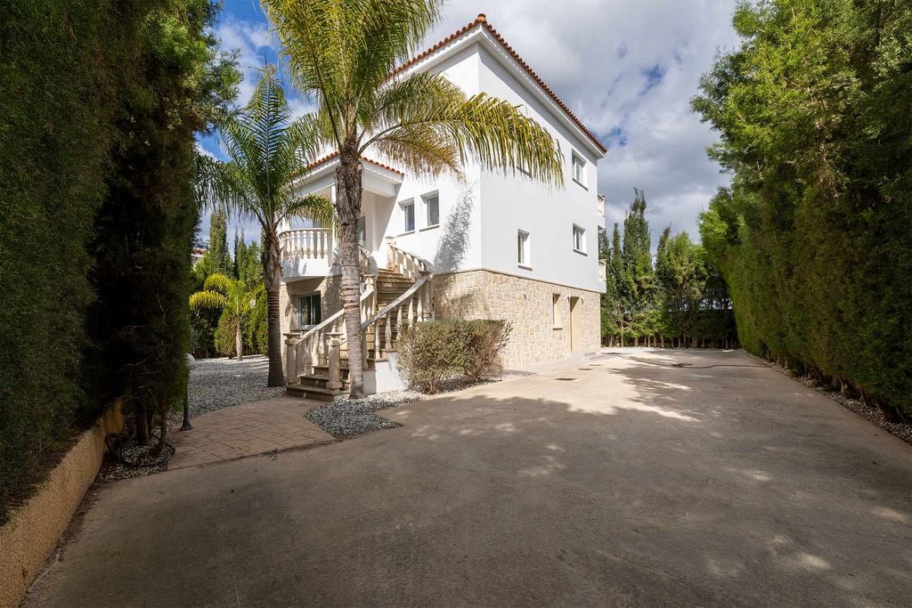 Property photo 2 of 31