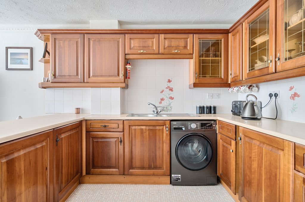Property photo 2 of 20 2 - 1301844-5-683Df3d...