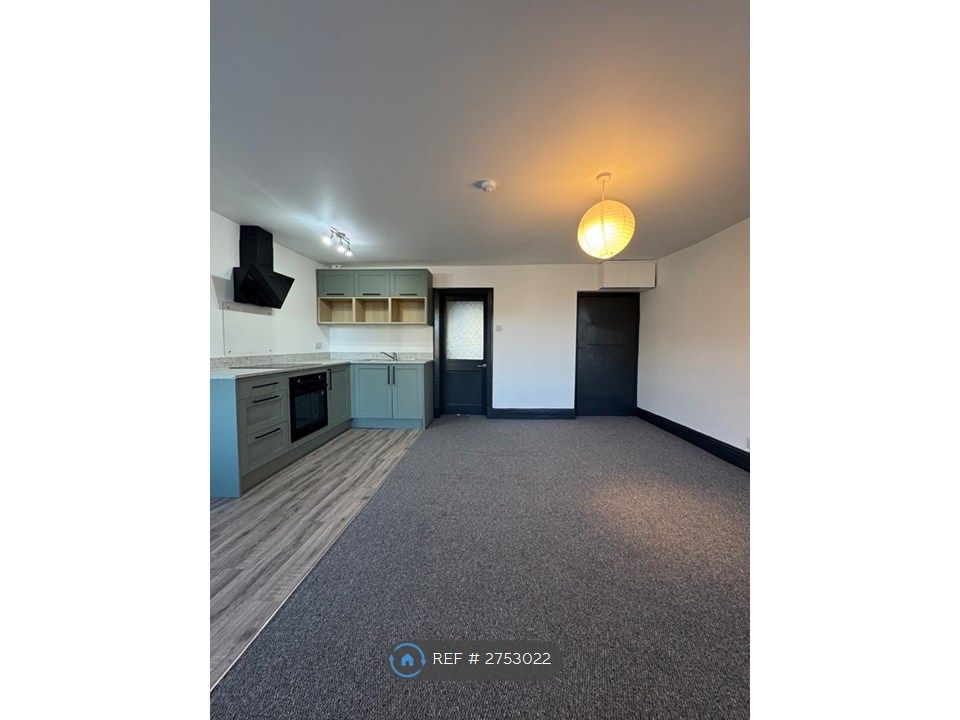 Property photo 1 of 8 Living / Kitchen