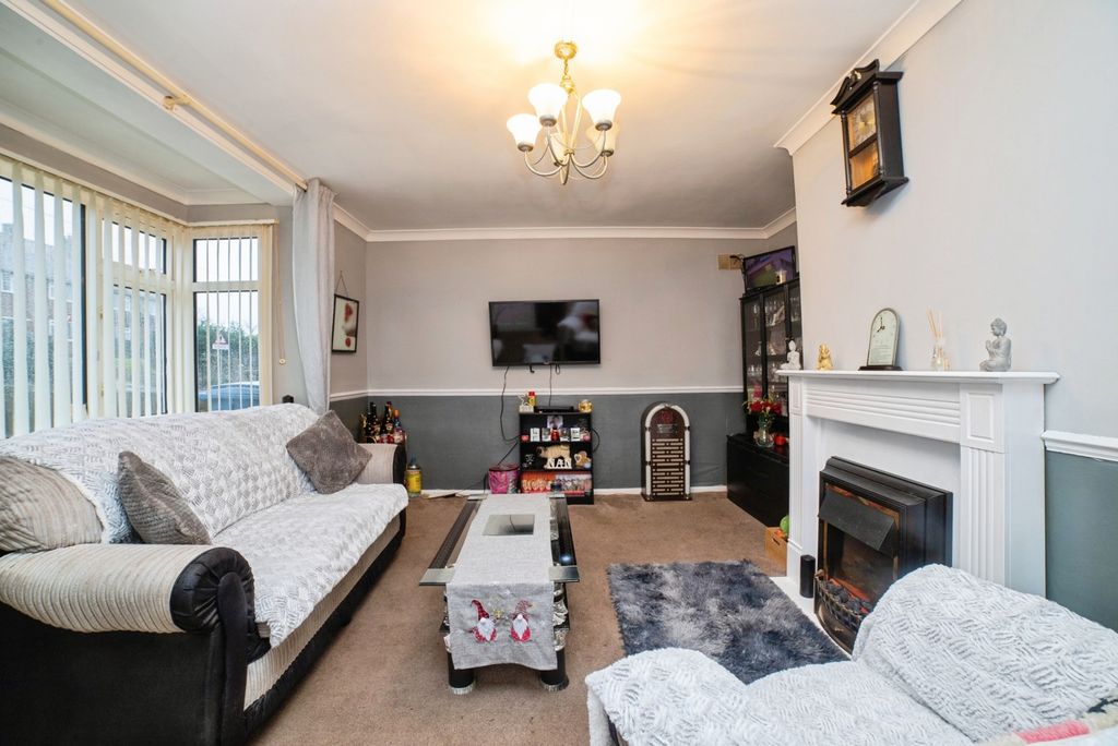 Property photo 2 of 18 Lounge