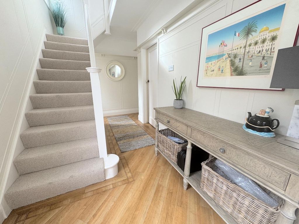 Property photo 2 of 18 Hallway