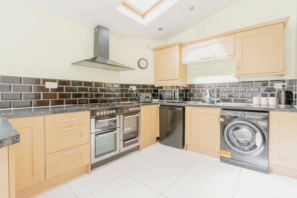 Property photo 3 of 18 Kitchen