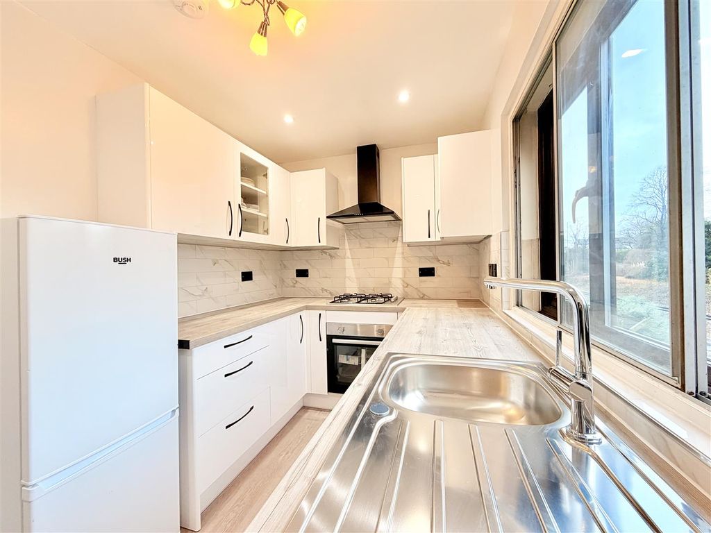 Property photo 3 of 12 Tempimageazthuk.Jpg