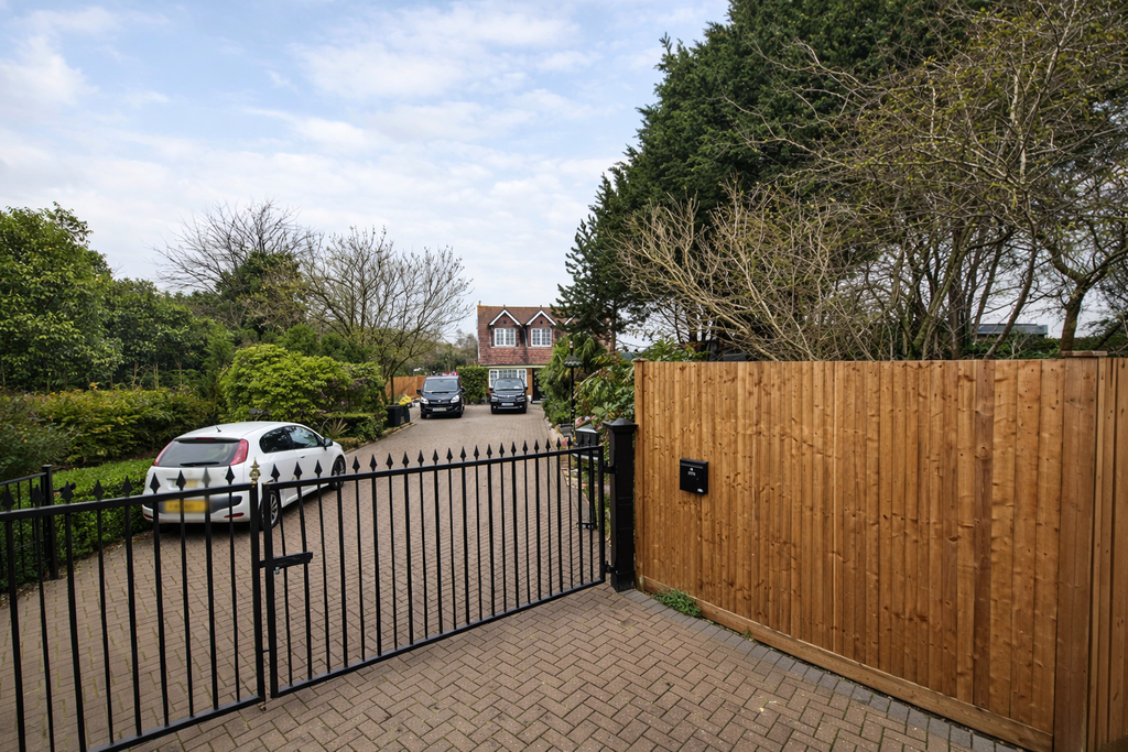 Property photo 1 of 2