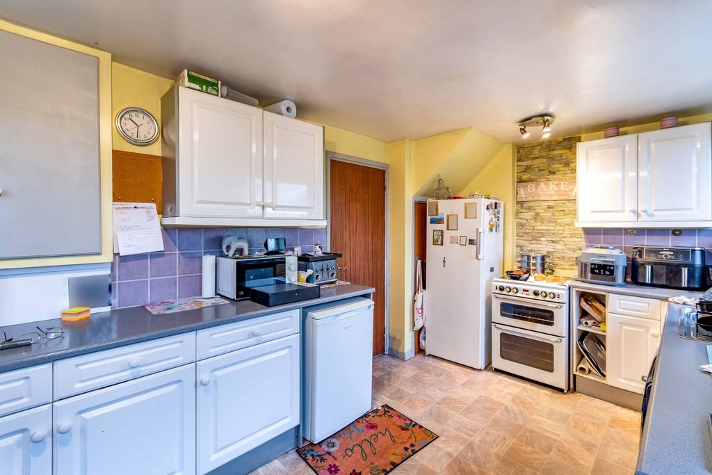 Property photo 3 of 12 Estate Agents Ewemove Scunthorpe - Kitchen