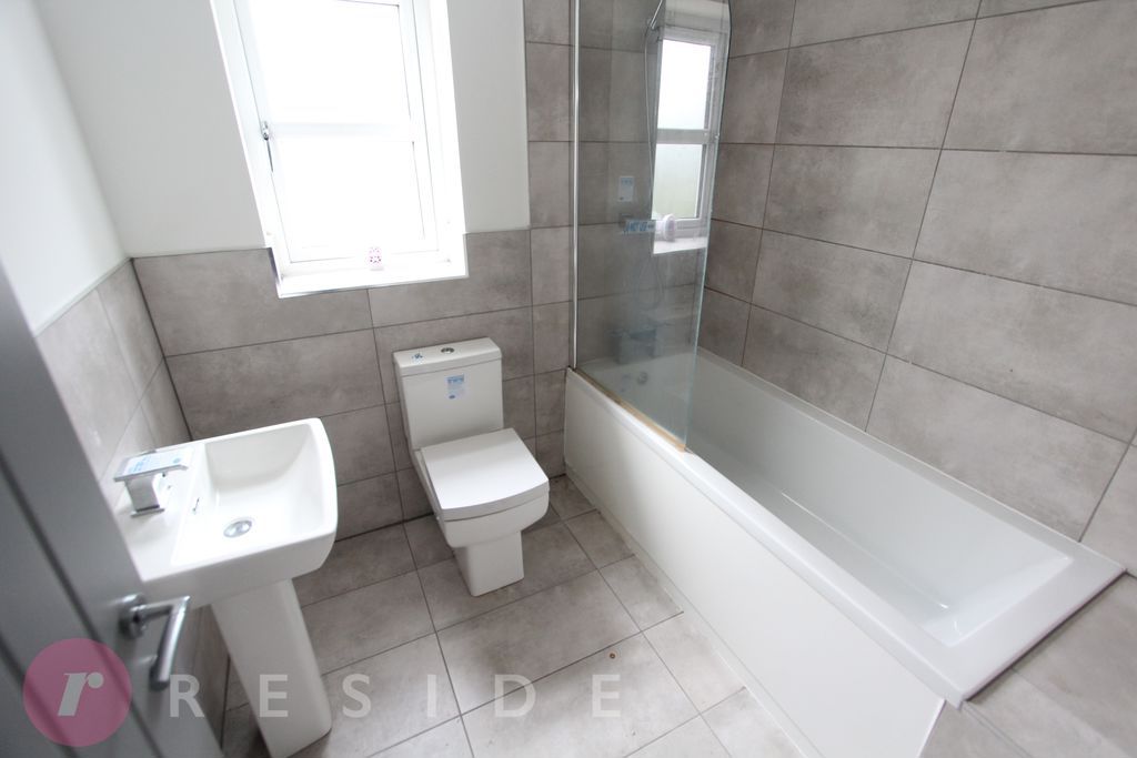 Property photo 3 of 9 Bathroom