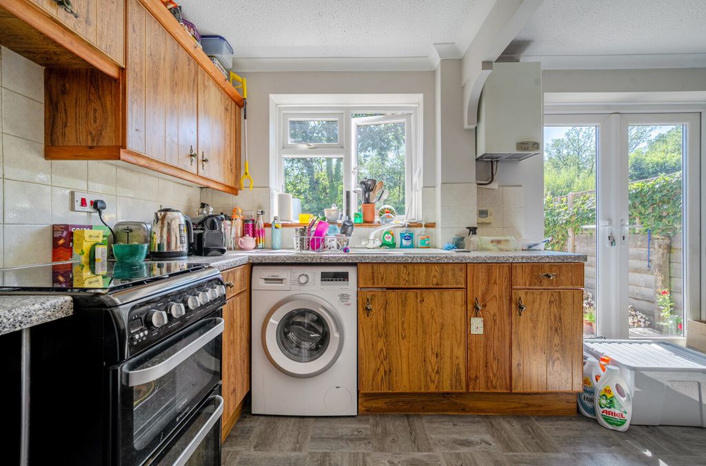 Property photo 3 of 11 Kitchen