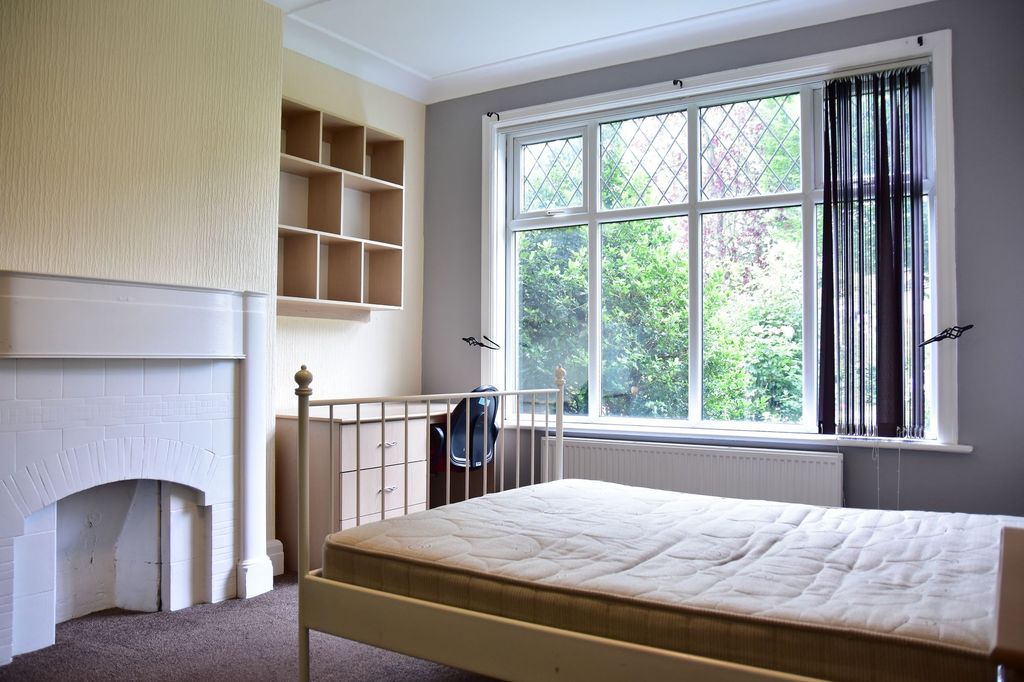 Property photo 1 of 7 Bright And Welcoming Single Bedroom Featuring A Co...