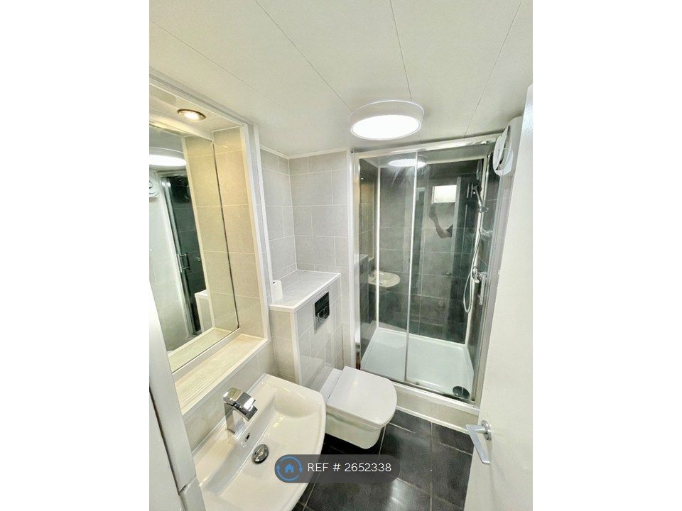 Property photo 3 of 9 Bathroom 1