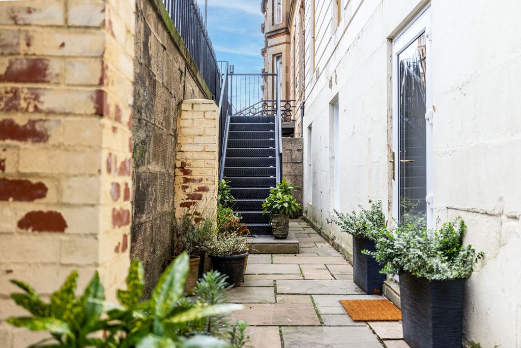 Property photo 2 of 25