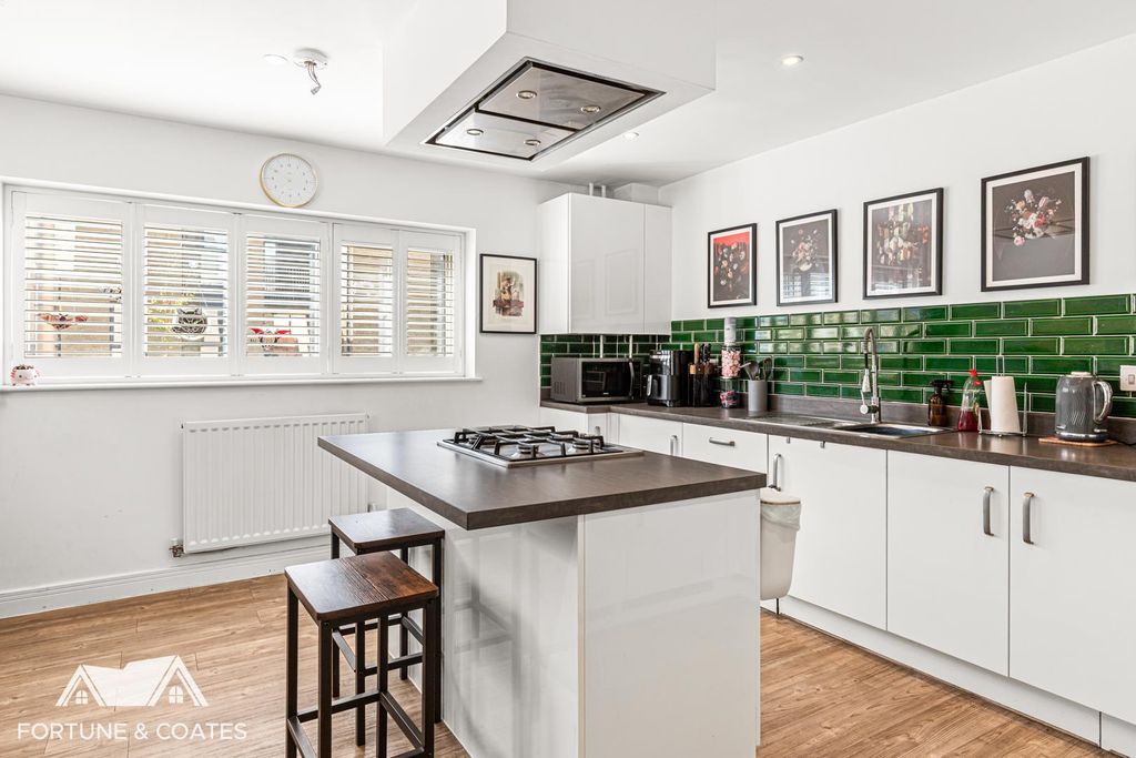 Property photo 3 of 30 Roundhouseway_29.Jpg