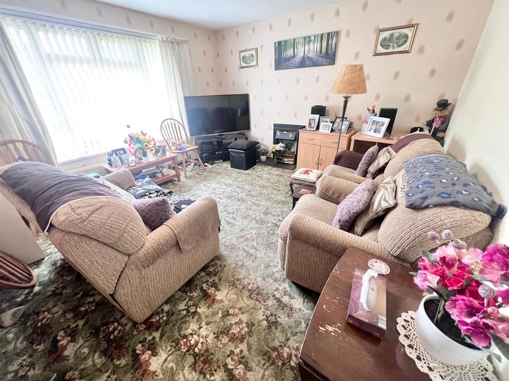 Property photo 3 of 10 Lounge.Jpg