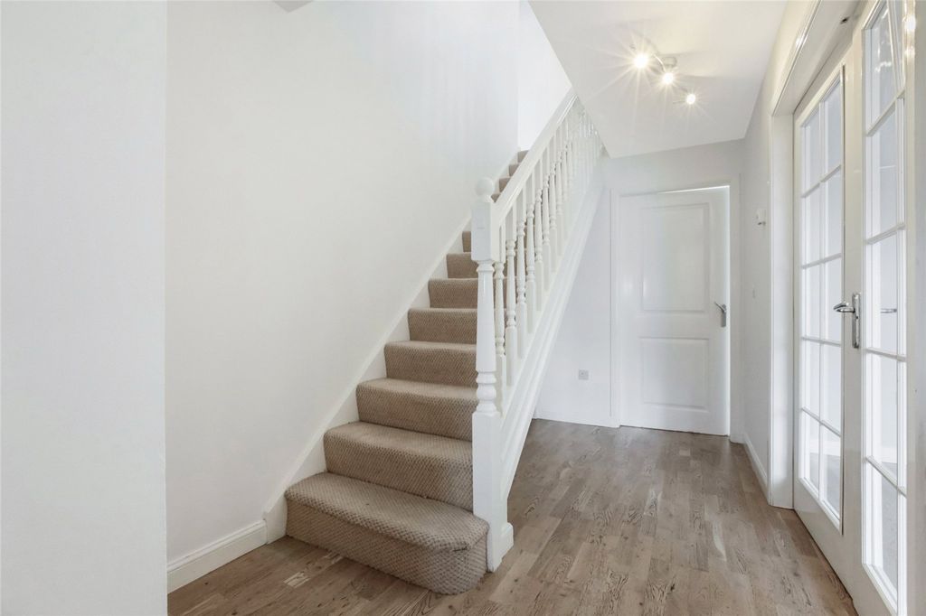 Property photo 3 of 22 Entrance Hallway