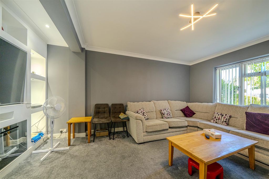 Property photo 2 of 21 Lounge