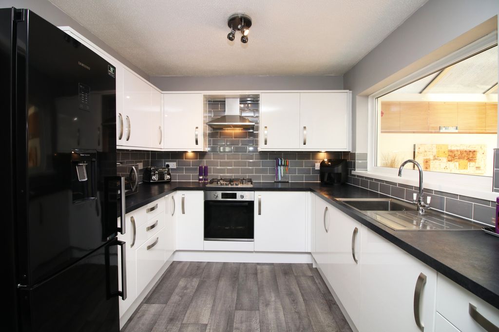 Property photo 2 of 34