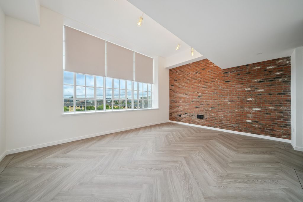 Property photo 2 of 19 4