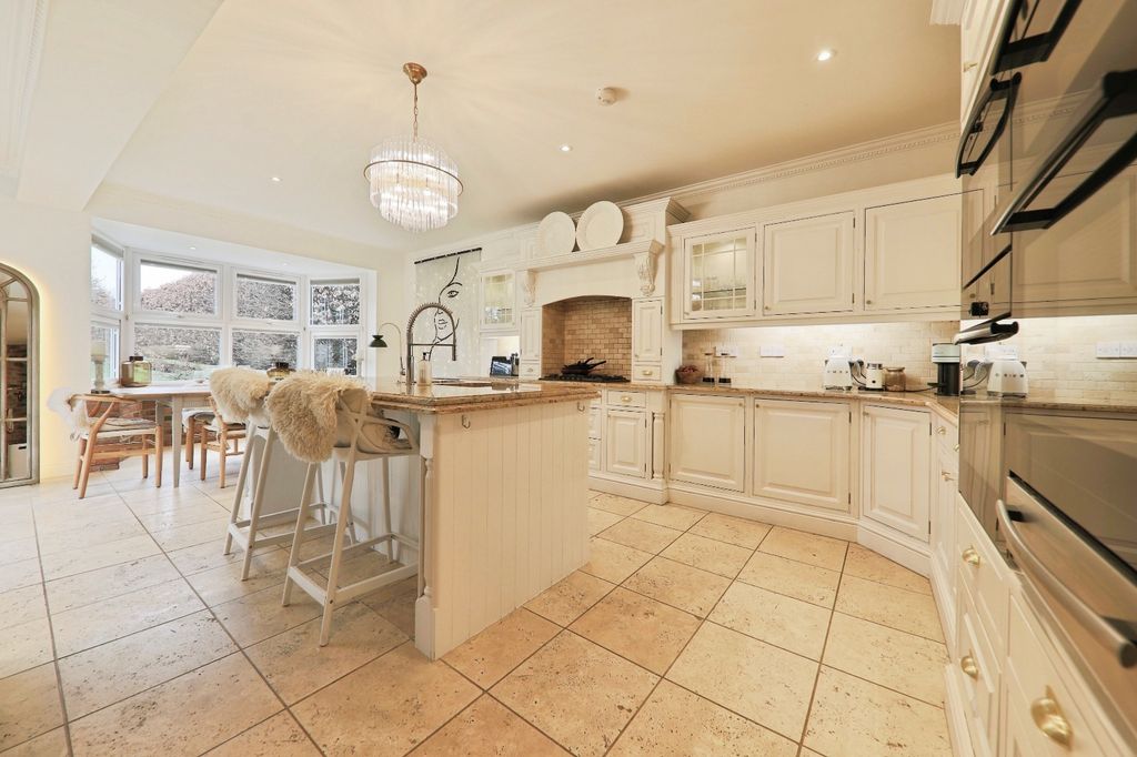 Property photo 2 of 19 4402216