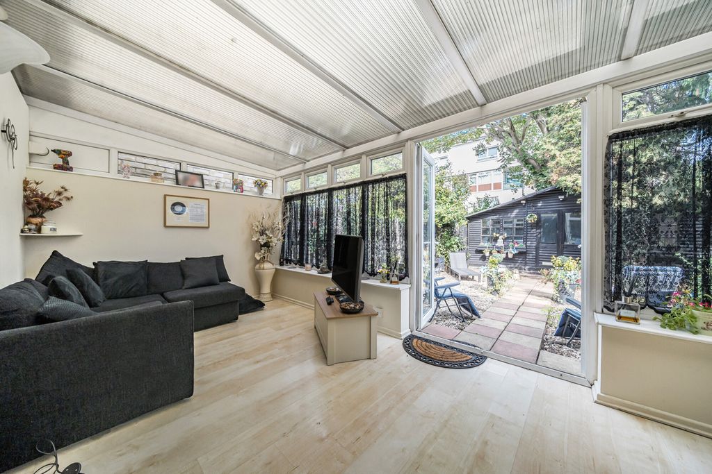 Property photo 3 of 21 Conservatory