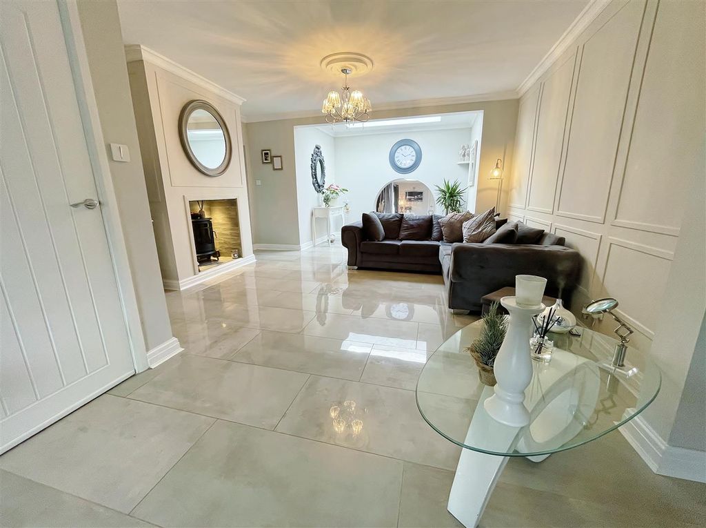 Property photo 3 of 33 Lounge